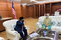 Menteri Perusahaan Perladangan dan Komoditi YB Datuk Hajah Zuraida Kamaruddin menerima nota penyerahan tugas daripada YB Dato’ Dr Mohd Khairuddin Aman Razali, Mantan Menteri Perusahaan Perladangan dan Komoditi, disaksikan pengurusan tertinggi Kementerian_1