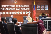 Menteri Perusahaan Perladangan dan Komoditi YB Datuk Hajah Zuraida Kamaruddin menerima nota penyerahan tugas daripada YB Dato’ Dr Mohd Khairuddin Aman Razali, Mantan Menteri Perusahaan Perladangan dan Komoditi, disaksikan pengurusan tertinggi Kementerian_2