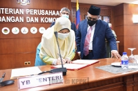 Menteri Perusahaan Perladangan dan Komoditi YB Datuk Hajah Zuraida Kamaruddin menerima nota penyerahan tugas daripada YB Dato’ Dr Mohd Khairuddin Aman Razali, Mantan Menteri Perusahaan Perladangan dan Komoditi, disaksikan pengurusan tertinggi Kementerian_4