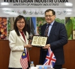 Kunjungan Hormat ke atas YB Menteri Industri Utama oleh Pesuruhjaya Tinggi British ke Malaysia di Kementerian Indutri Utama_8