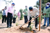 Lawatan  Kementerian Perusahaan Perladangan dan Komodit  YB Dato' Dr.Mohd Khairuddin bin Aman Razal ke premis Usahawan hiliran Lada dan Kebun di negeri johor_8