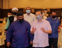 LAWATAN  YB MENTERI PERUSAHAAN PERLADANGAN DAN KOMODITI MALAYSIA KE PROGRAM IMUNISASI INDUSTRI COVID-19 KERJASAMA AWAM-SWASTA (PIKAS) DI PUSAT PEMBERIAN VAKSIN SKT BANQUET HALL, SUNGAI ABONG, MUAR_3