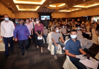 LAWATAN  YB MENTERI PERUSAHAAN PERLADANGAN DAN KOMODITI MALAYSIA KE PROGRAM IMUNISASI INDUSTRI COVID-19 KERJASAMA AWAM-SWASTA (PIKAS) DI PUSAT PEMBERIAN VAKSIN SKT BANQUET HALL, SUNGAI ABONG, MUAR_4