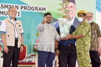 Majlis Pelancaran Program Perladangan Komuniti Bersama Persatuan Pekilang Panel Malaysia (MPMA) Dengan Kerjasama Institut Penyelidikan Perhutanan Malaysia (FRIM) di Syarikat Plus Intervest Sdn. Bhd., Batu Kikir, Ulu Jempol, Negeri Sembilan