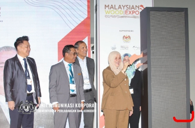 18 JUN 2023 - YBTM HADIR KE MAJLIS PERASMIAN MALAYSIAN WOOD EXPO 2023 (MWE 2023) DI MITEC_6